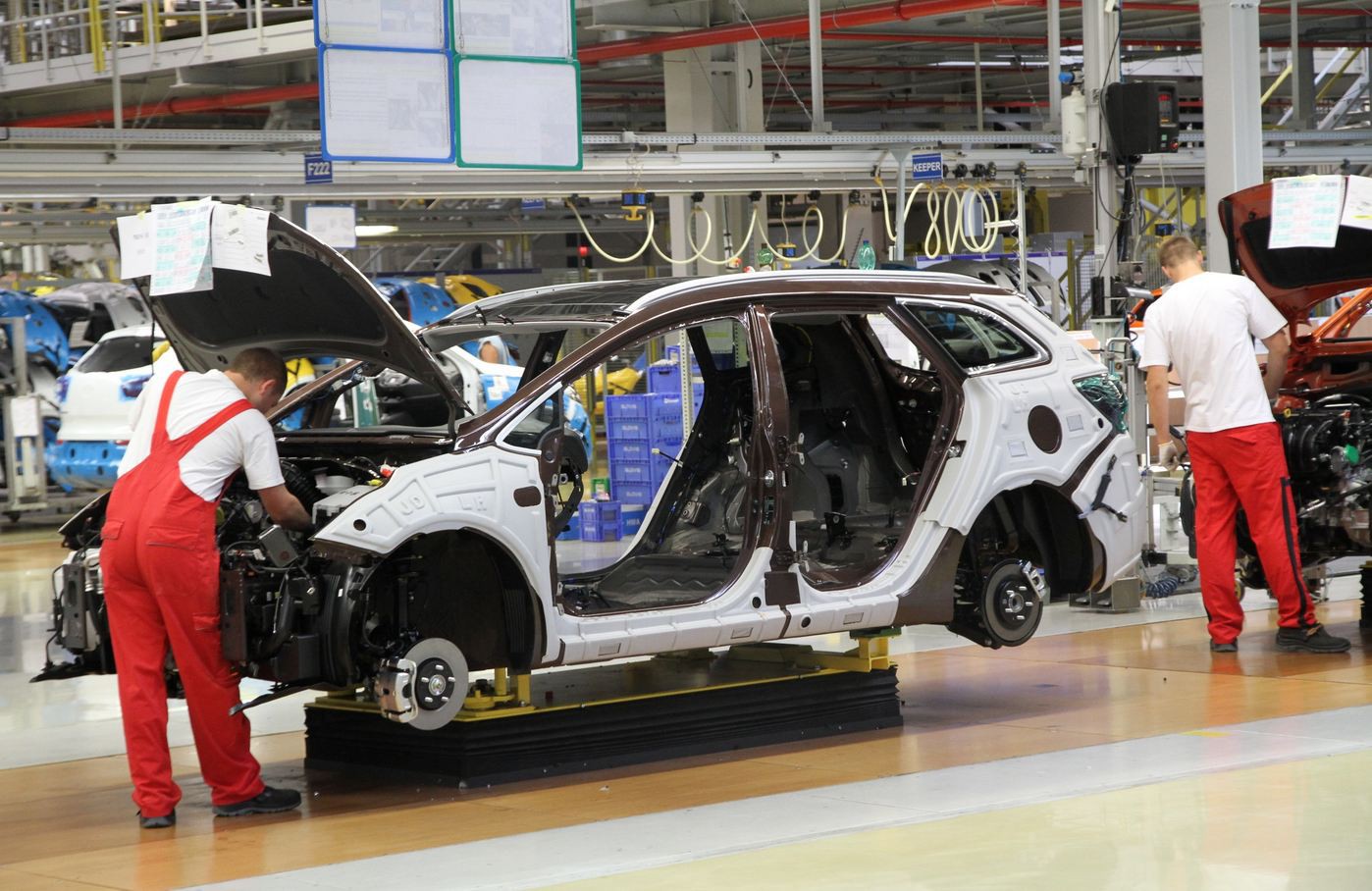 Заводы BMW и Volkswagen приостанавливают работу из-за нехватки украинских деталей