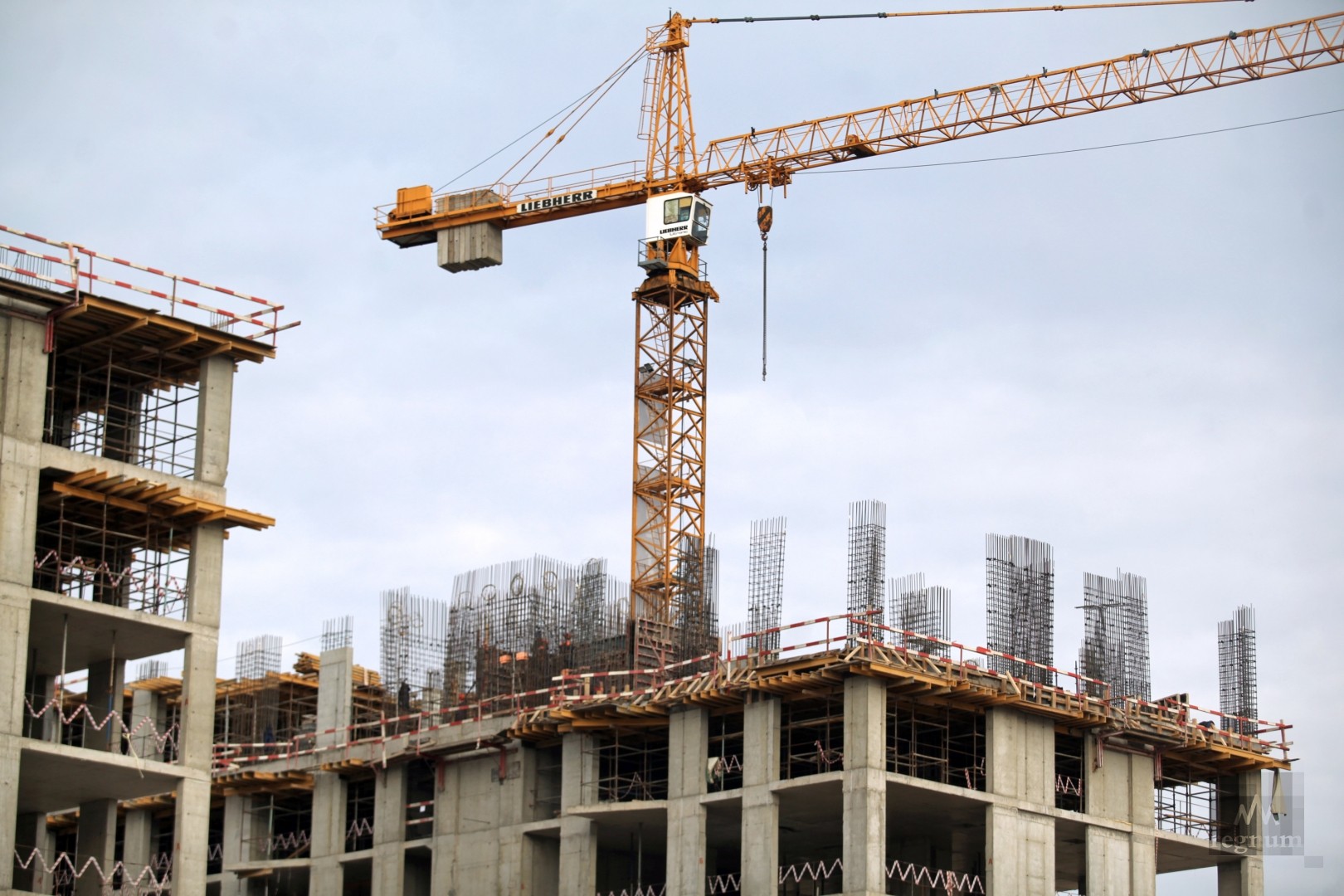 Обсяг будівельних робіт в Україні скоротився більш ніж удвічі