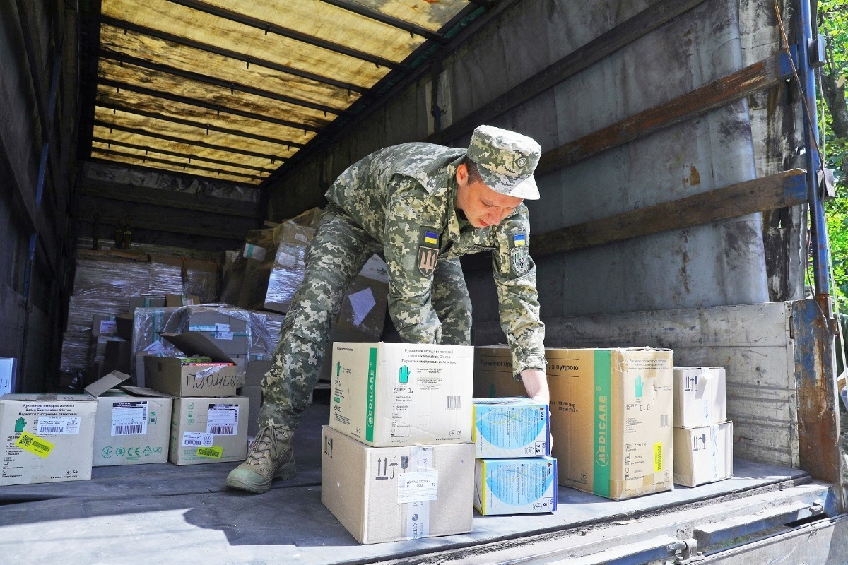 Запоріжсталь передала військовим медикам обладнання і ліки на 8 млн грн
