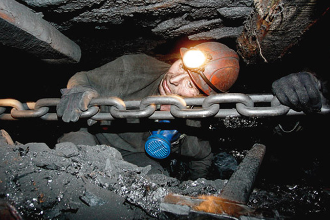 У Кривому Розі зі знеструмлених шахт підняли 653 гірників