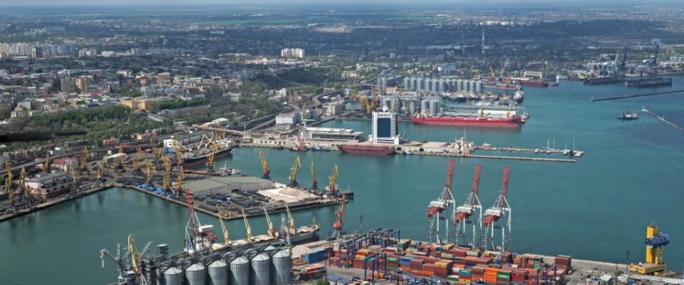Україна планує повноцінно відновити роботу портів
