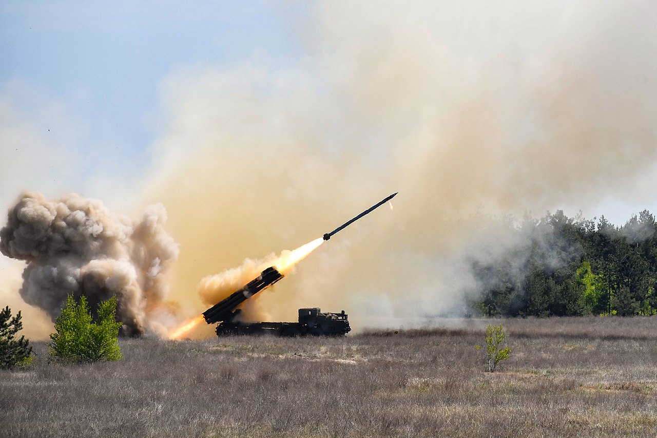 Україна використовує свої ракети “Вільха-М”, які летять далі, ніж HIMARS