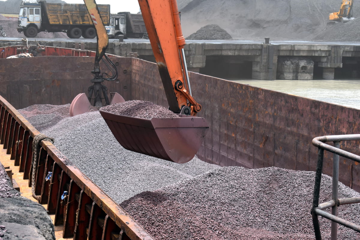 Вилучені 2,5 тис тонн  російської залізної руди передали до АРМА