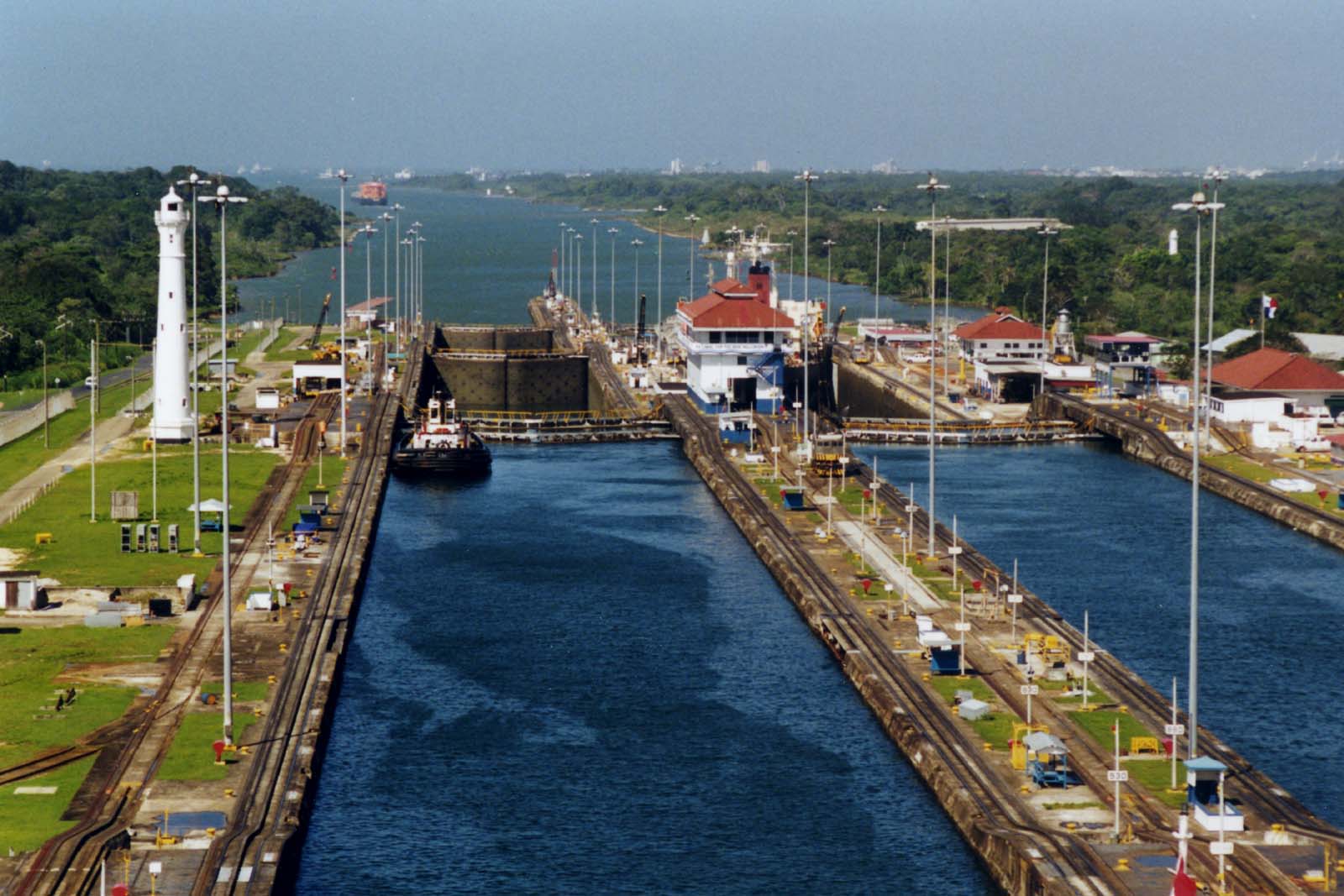 Через історичну посуху кораблі зупиняються в Панамському каналі