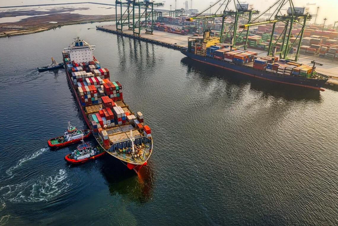 Ставки фрахту на морські перевезення контейнерів знизилися майже утричі за рік