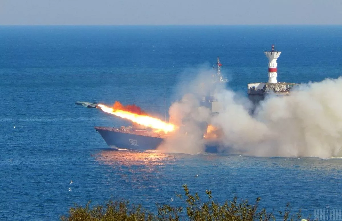 росія вивела в Чорне море корвет для перехоплення торгових суден