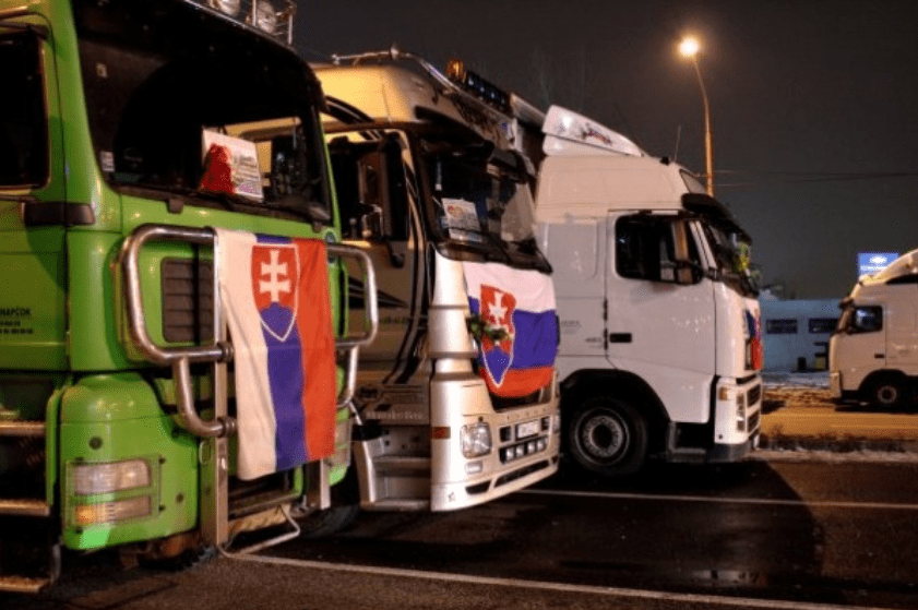 На словацькому кордоні на в’їзд в Україну очікує майже тисяча вантажівок 