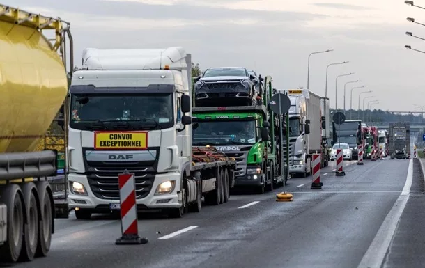 Польські фермери заблокували рух усіх видів транспорту в бік Шегині