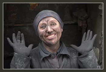 Українські шахти почали наймати жінок на важкі роботи