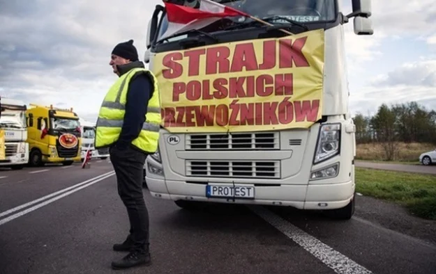 Польські перевізники продовжують блокувати 3 пункти пропуску на кордоні з Україною