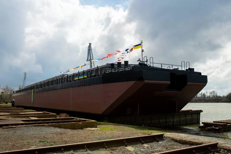 Дунайське пароплавство побудувало і спустило на воду вже третю SLG-баржу